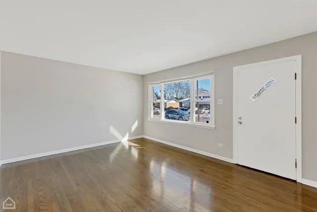 $232,500 | 15666 Woodlawn E Avenue, South Holland, IL 60473