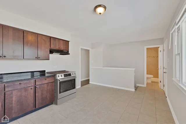 $232,500 | 15666 Woodlawn E Avenue, South Holland, IL 60473