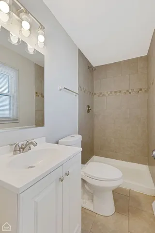 $232,500 | 15666 Woodlawn E Avenue, South Holland, IL 60473