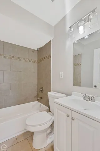 $232,500 | 15666 Woodlawn E Avenue, South Holland, IL 60473