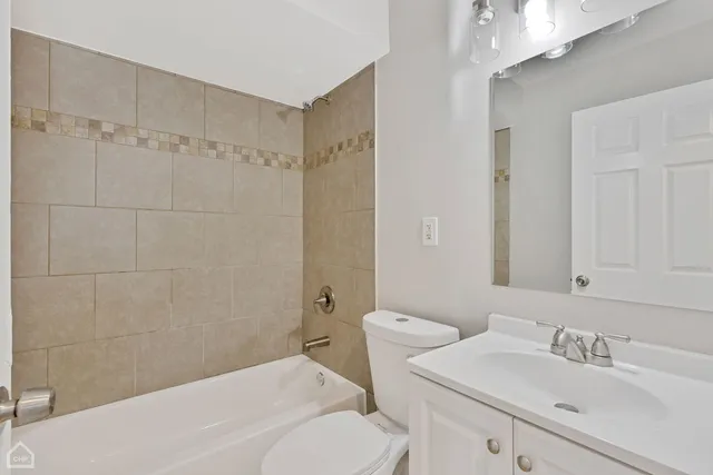 $232,500 | 15666 Woodlawn E Avenue, South Holland, IL 60473