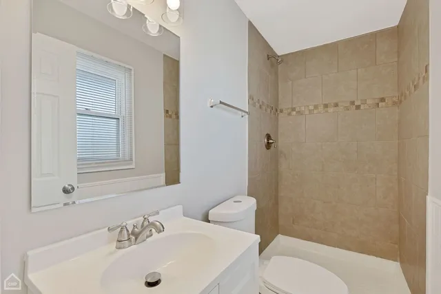 $232,500 | 15666 Woodlawn E Avenue, South Holland, IL 60473