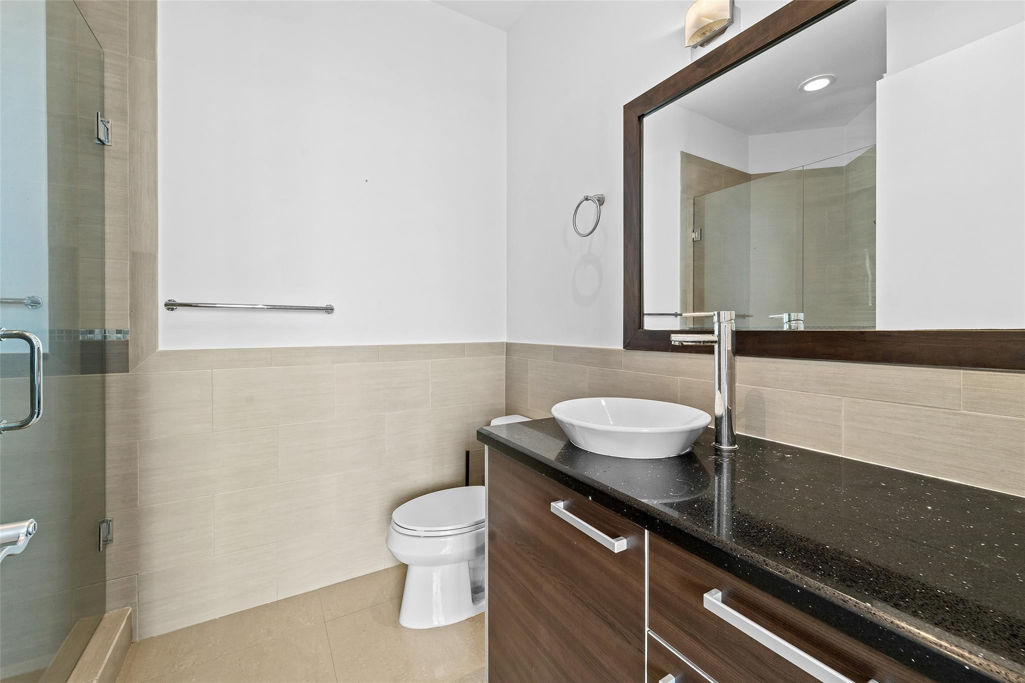 185 Southwest 7th Street, Unit 4403 Miami, FL 33130 - Photo 22 of 24 Guest Suite Bathroom