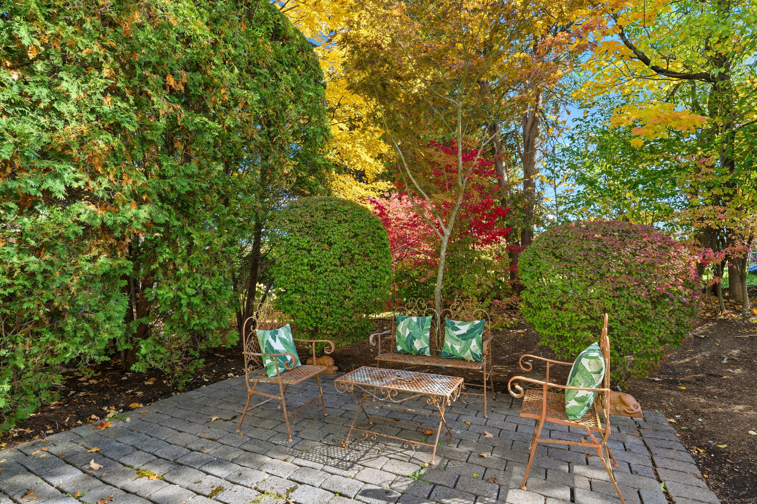 59 Prospect Street, Unit C Ridgefield, CT 06877 - Photo 32 of 38 a view of a backyard with sitting area