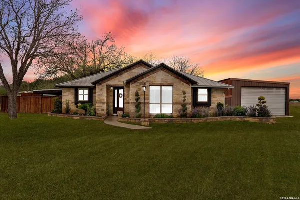 $875,000 | 768 County Road 664, Devine, TX 78016