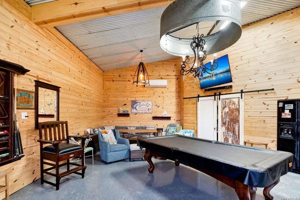 $875,000 | 768 County Road 664, Devine, TX 78016