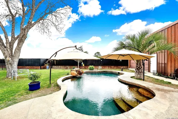 $875,000 | 768 County Road 664, Devine, TX 78016
