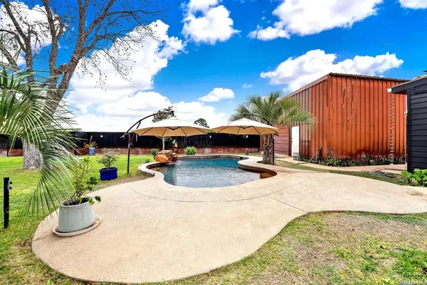 $875,000 | 768 County Road 664, Devine, TX 78016