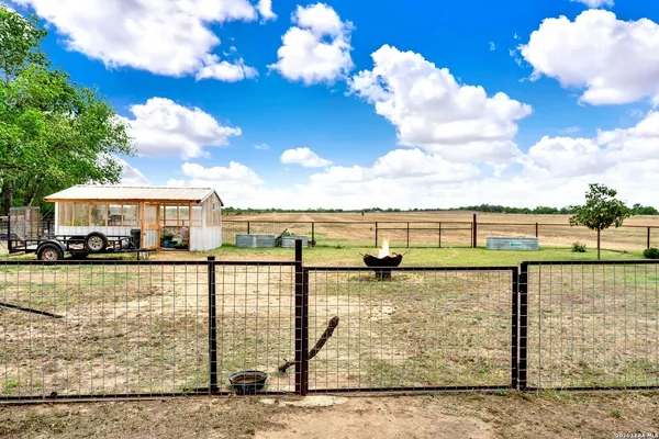 $875,000 | 768 County Road 664, Devine, TX 78016