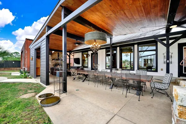 $875,000 | 768 County Road 664, Devine, TX 78016