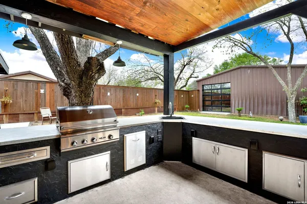 $875,000 | 768 County Road 664, Devine, TX 78016