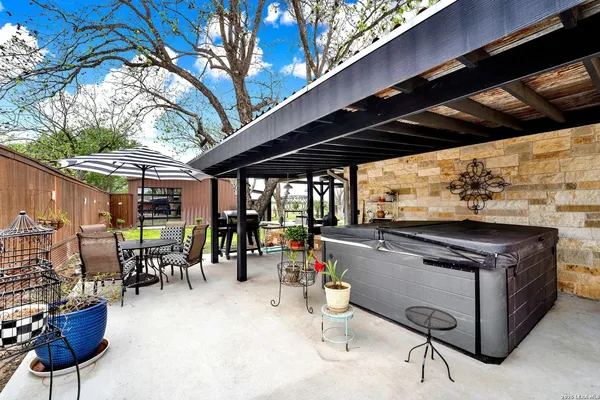$875,000 | 768 County Road 664, Devine, TX 78016