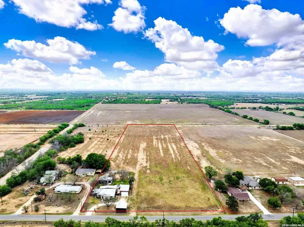 $875,000 | 768 County Road 664, Devine, TX 78016