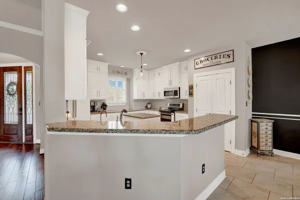 $875,000 | 768 County Road 664, Devine, TX 78016
