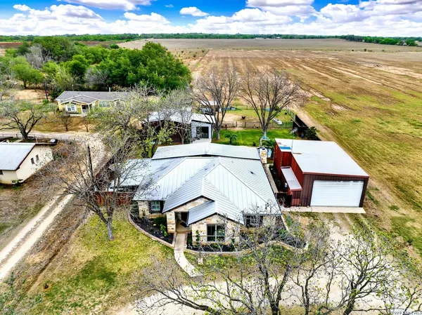 $875,000 | 768 County Road 664, Devine, TX 78016