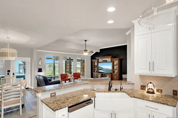 $875,000 | 768 County Road 664, Devine, TX 78016