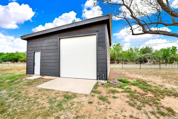 $875,000 | 768 County Road 664, Devine, TX 78016