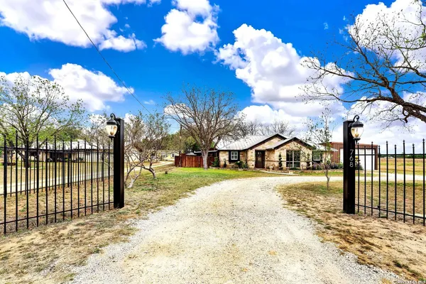 $875,000 | 768 County Road 664, Devine, TX 78016