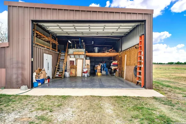 $875,000 | 768 County Road 664, Devine, TX 78016