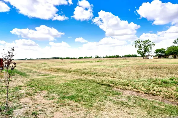 $875,000 | 768 County Road 664, Devine, TX 78016