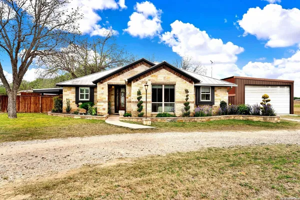 $875,000 | 768 County Road 664, Devine, TX 78016