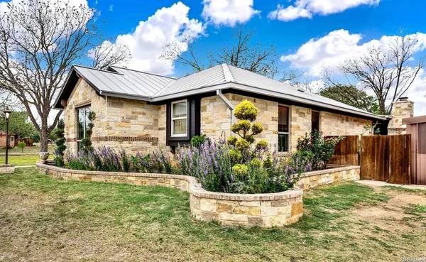 $875,000 | 768 County Road 664, Devine, TX 78016