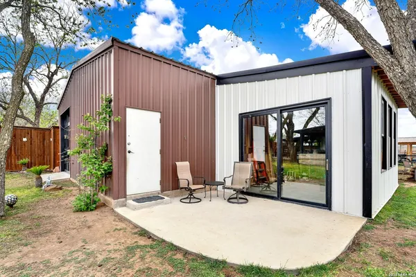 $875,000 | 768 County Road 664, Devine, TX 78016