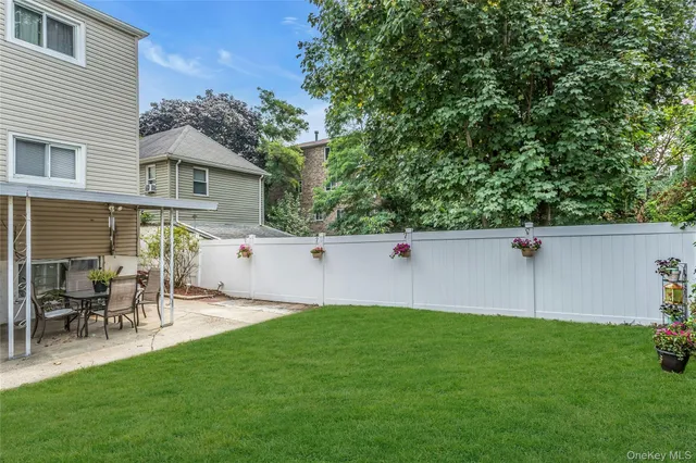 a view of back yard of the house