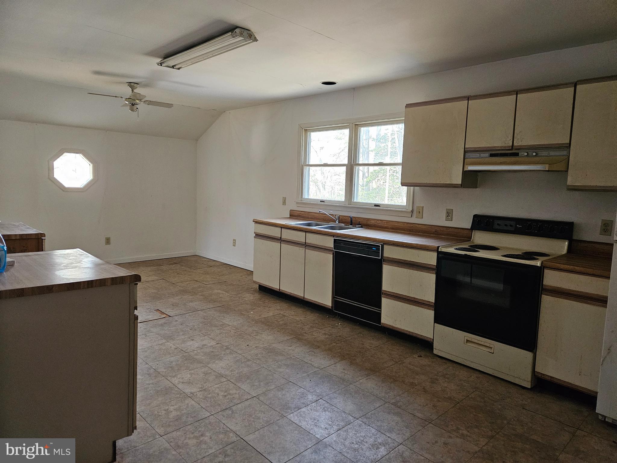 17420 West Hudson Pond Road Lincoln, DE 19960 - Photo 5 of 13 2nd floor kitchen
