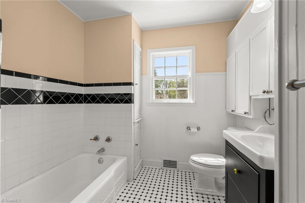 324 Woodrow Avenue High Point, NC 27262 - Photo 28 of 36