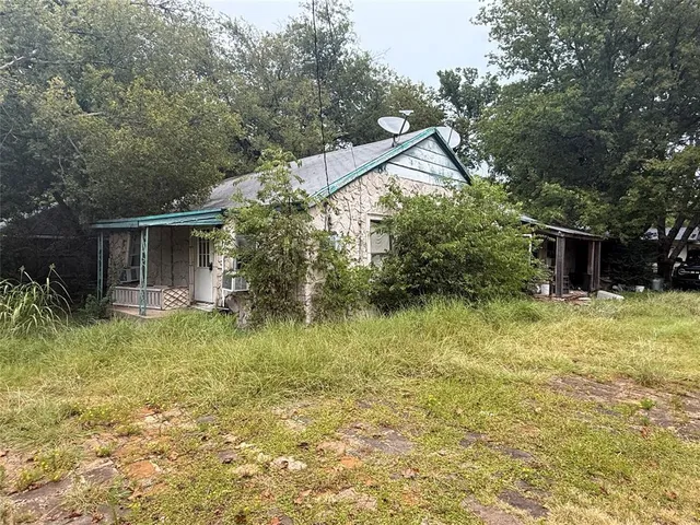 a view of house with backyard and garden