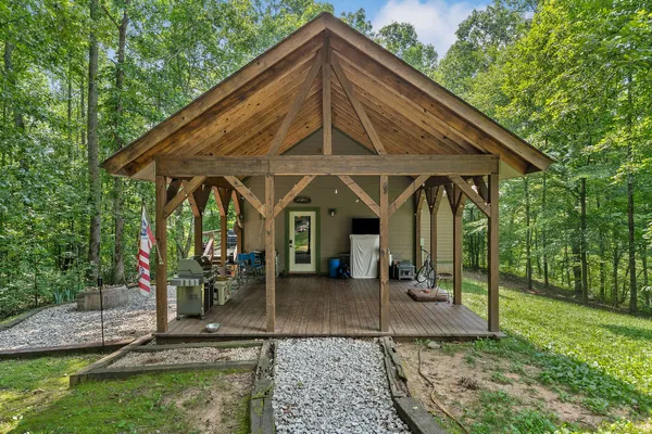 a view of a house with backyard
