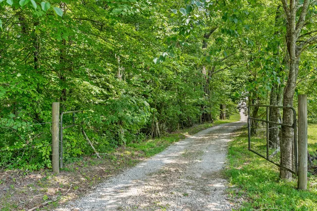 $277,000 | 9073 McMinnville Highway, Quebeck, TN 38579