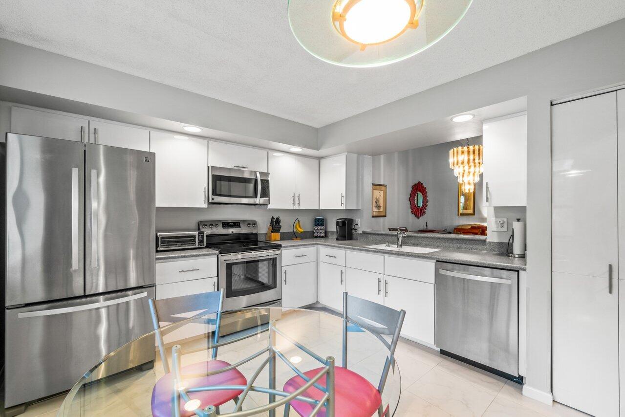 7906 La Mirada Drive Boca Raton, FL 33433 - Photo 8 of 38 010-7906LaMiradaDrive-BocaRaton-FL-33433