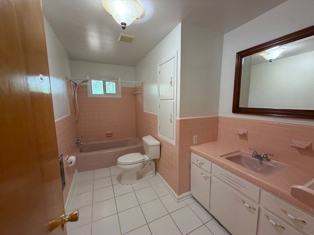 12 Perkins Road Fayetteville, TN 37334 - Photo 19 of 25 a bathroom with a toilet sink and mirror
