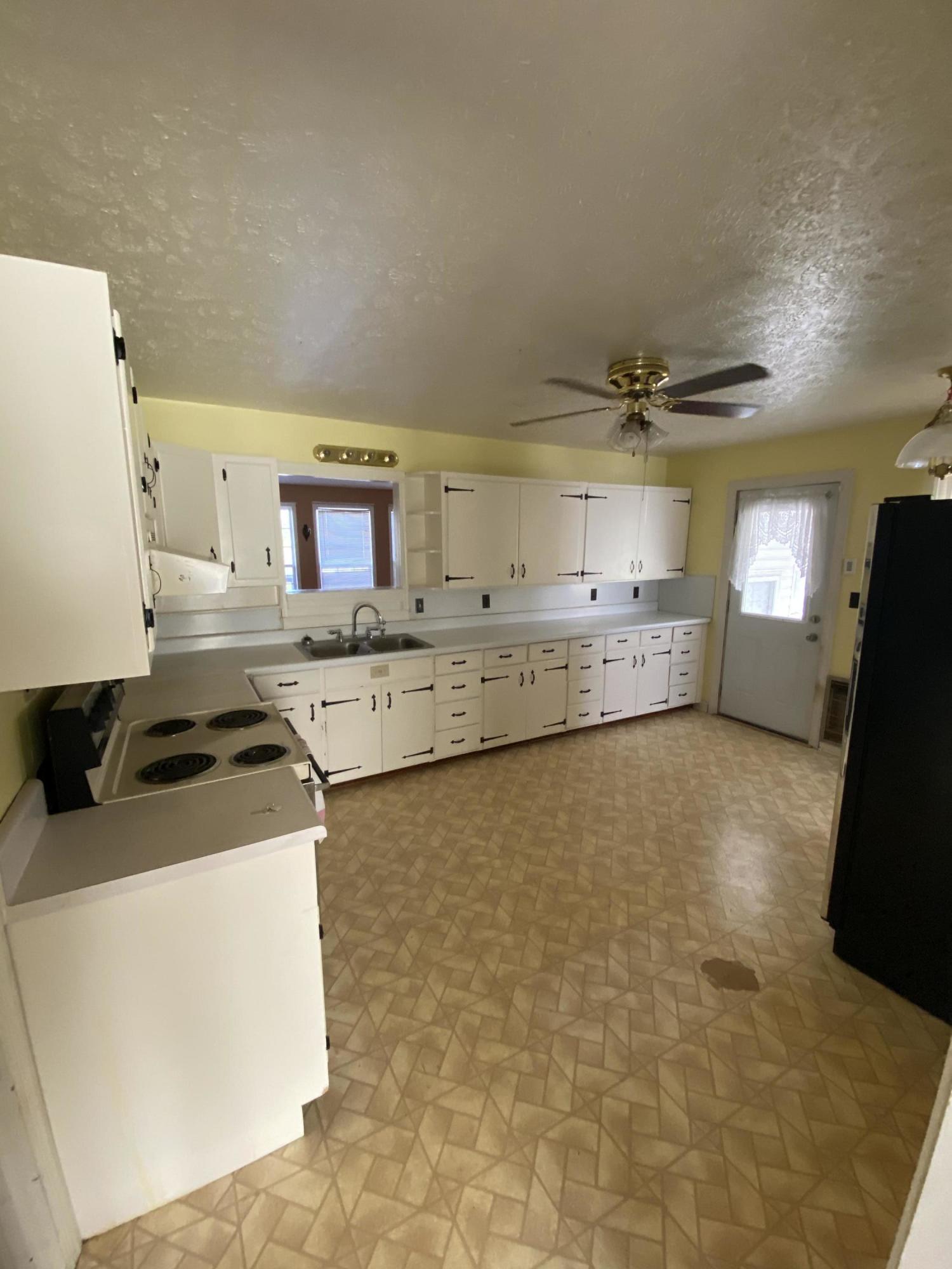 404 Riverside Drive Clinton, TN 37716 - Photo 3 of 19 IMG_1675