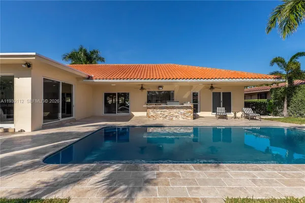 a view of a backyard