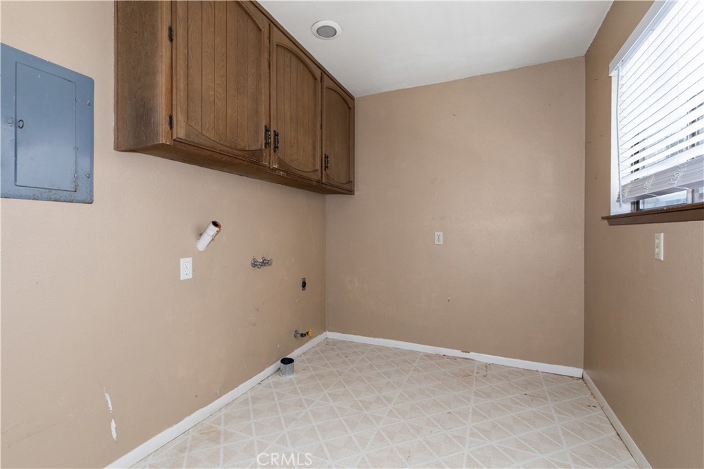 7905 San Gregorio Road Atascadero, CA 93422 - Photo 21 of 40 Large laundry room.