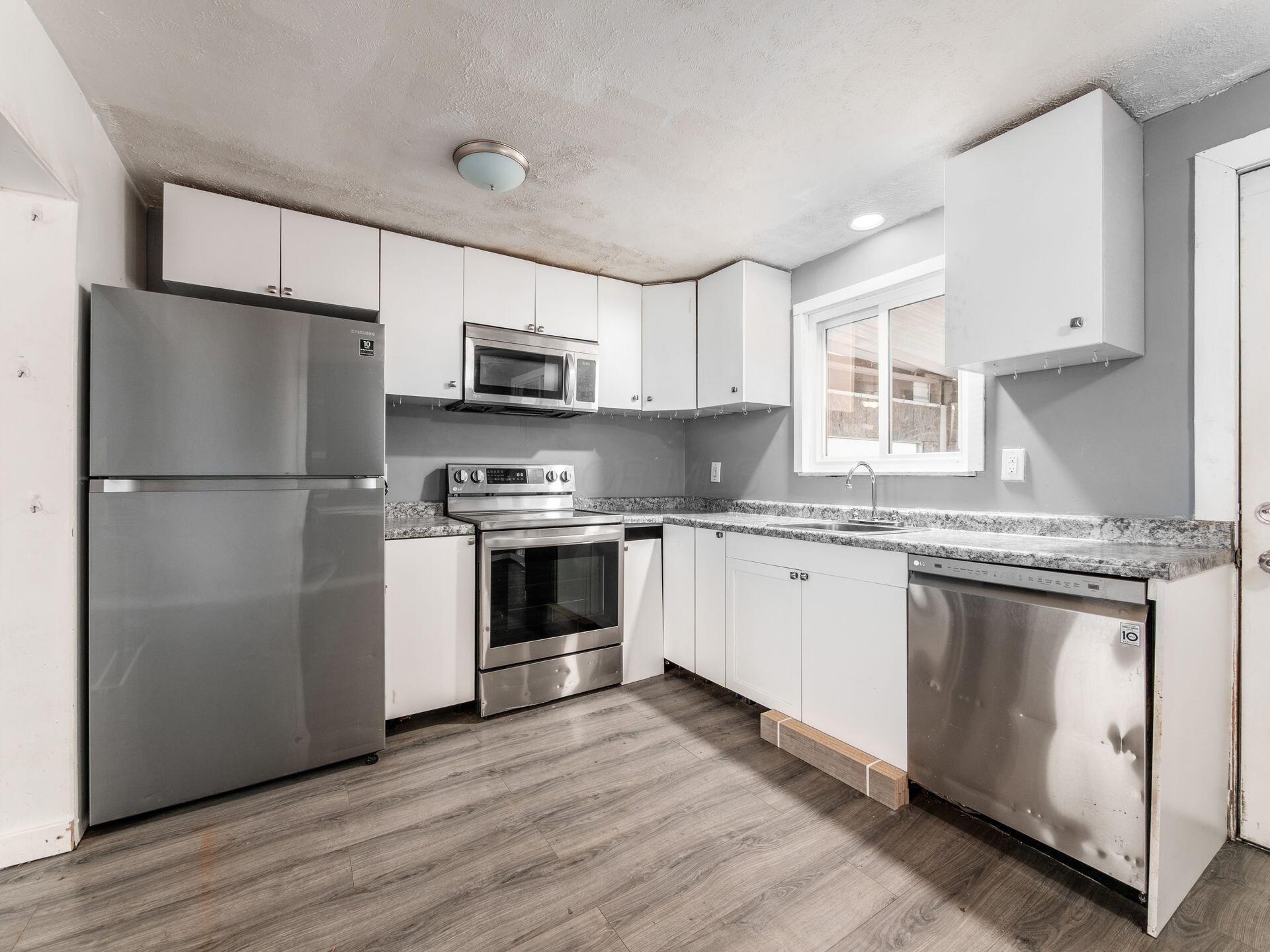 3622 Alpena Road Columbus, OH 43232 - Photo 10 of 35 Stainless Steel Appliances