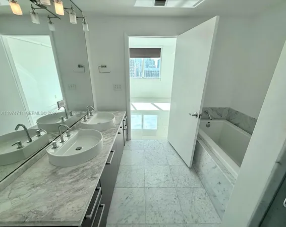 $4,500 | 244 Biscayne Boulevard, Unit 3403, Miami, FL 33132