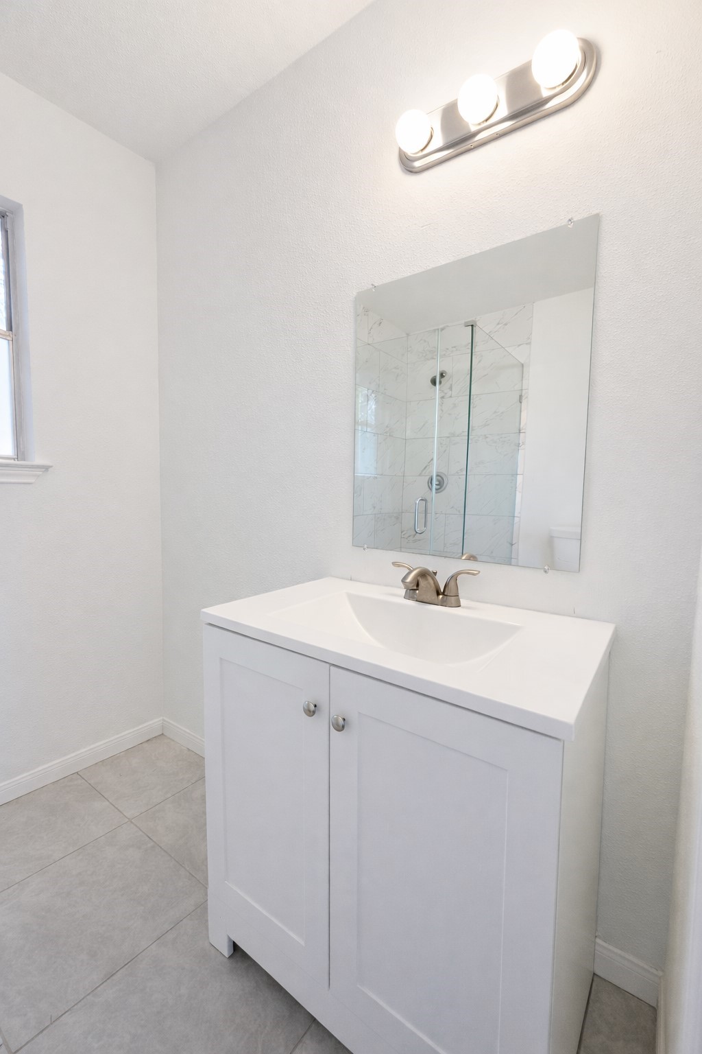 1820 Sunset Avenue Bay City, TX 77414 - Photo 13 of 26 Primary ensuite.