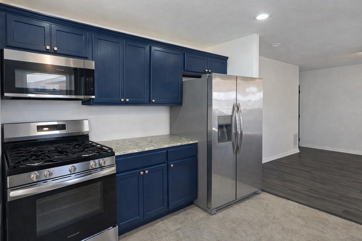 1820 Sunset Avenue Bay City, TX 77414 - Photo 4 of 26 Beautiful updated cabinetry, 5-burner gas range, refrigerator, dishwasher, and microwave are all included.