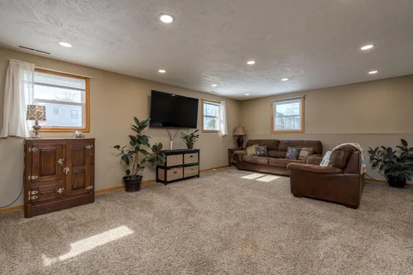 $329,900 | 2712 East Main Street, Mankato, MN 56001