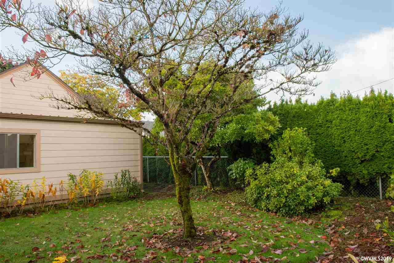 4831 Bailey Road Northeast Keizer, OR 97303 - Photo 19 of 19 a backyard of a house with lots of green space