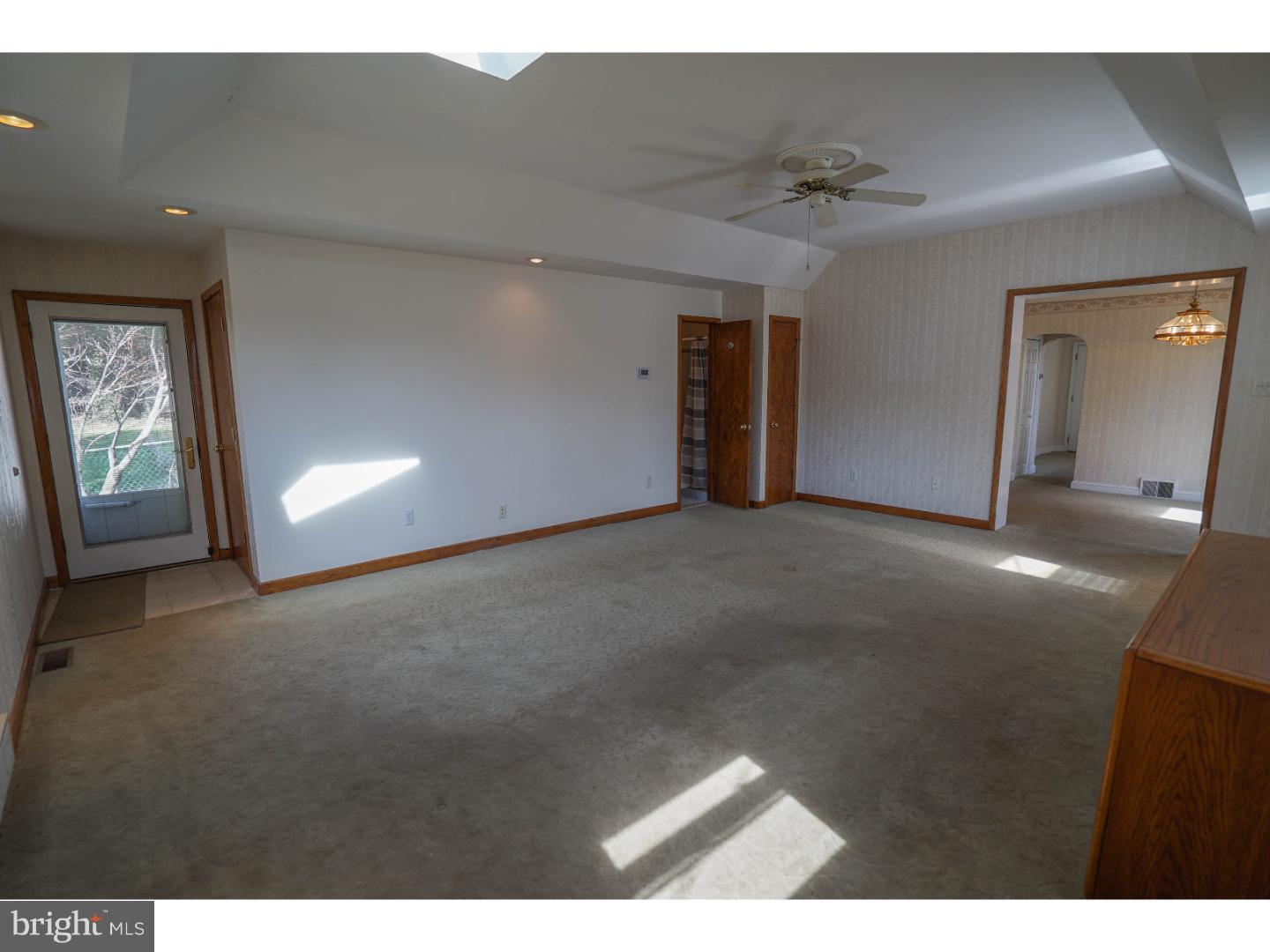 306 Edgemore Road Secane, PA 19018 - Photo 5 of 25