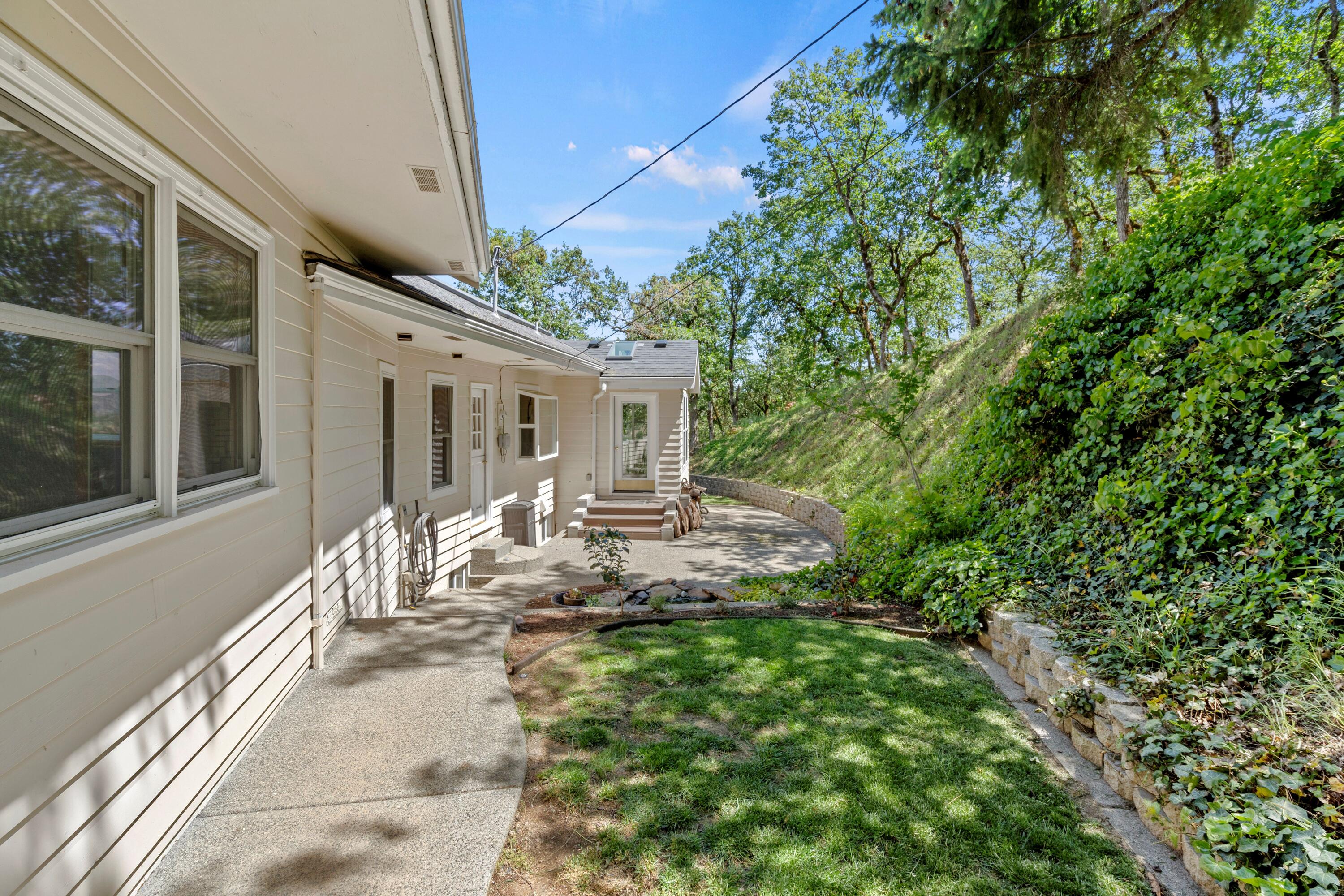 6397 Pioneer Road Medford, OR 97501 - Photo 23 of 44 Upper Level Back Patio
