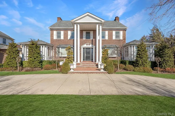 $2,695,000 | 23 Center Drive | Whitestone