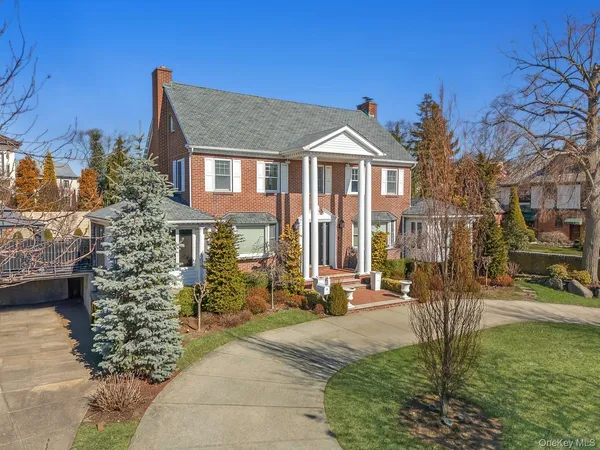 $2,695,000 | 23 Center Drive | Whitestone