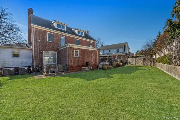 $2,695,000 | 23 Center Drive | Whitestone