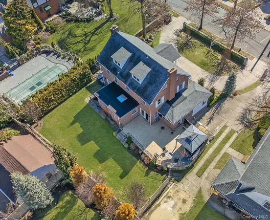 $2,695,000 | 23 Center Drive | Whitestone